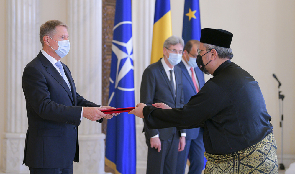 Malaysian Ambassador to Romania, Datuk Tengku Sirajuzzaman Tengku Mohamed Ariffin, hands over his letter of appointment to Romanian President Klaus Werner Iohannis, October 12, 2021. u00e2u20acu201d Bernama picn