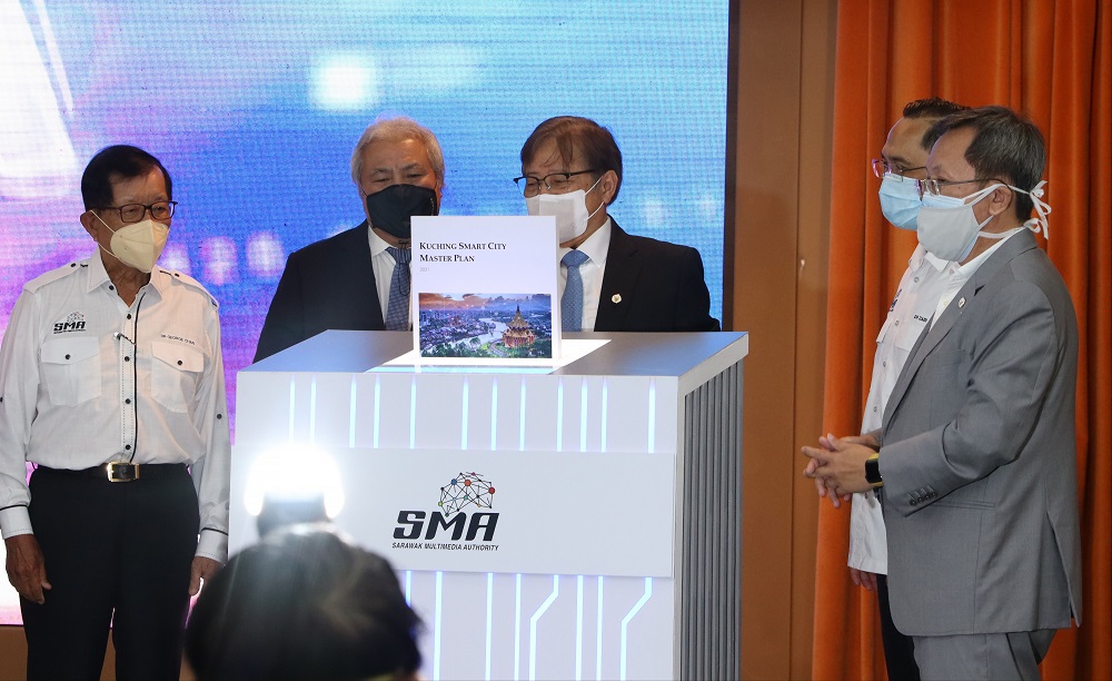 Chief Minister Datuk Patinggi Abang Johari Openg (centre) launching the Kuching Smart City Master-plan, October 5 2021. u00e2u20acu2022 Picture courtesy of Sarawak Information Department