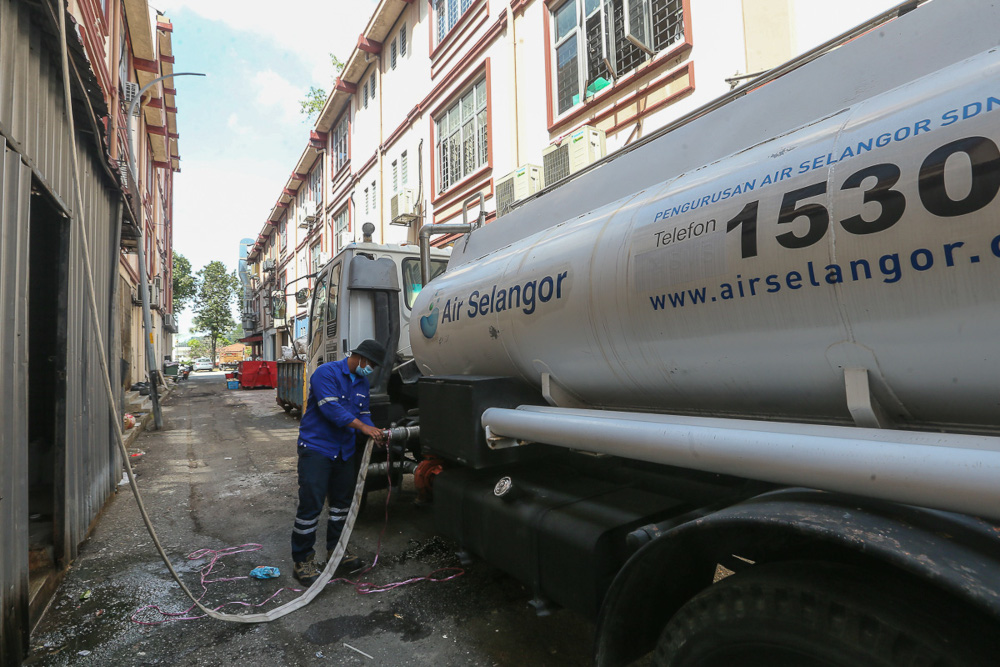Air Selangor personnel distribute water to Pusat Dialisis Mukmin at Sri Andalas during water supply disruption in Klang, October 13, 2021. u00e2u20acu201d Picture by Yusof Mat Isa
