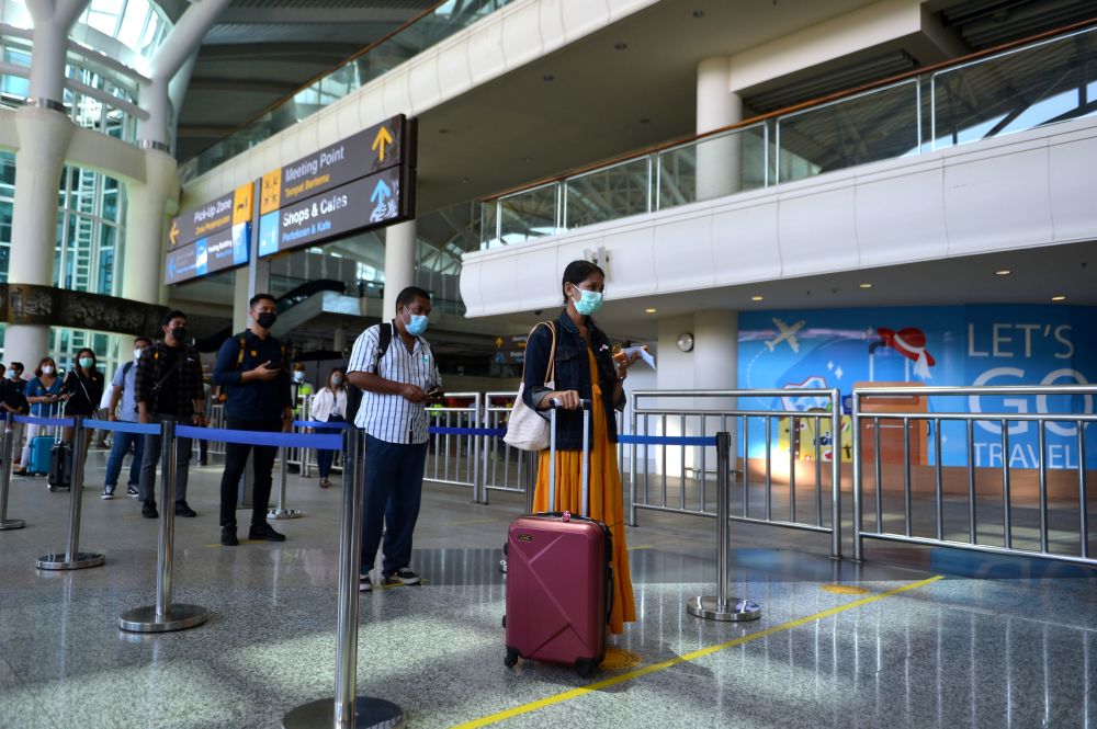 Passengers stand in line at Ngurah Rai International Airport in Badung, Bali, Indonesia October 9, 2021. u00e2u20acu201d Reuters picnn