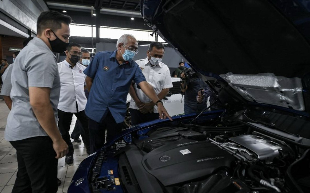 Rural Development Minister Datuk Seri Mahdzir Khalid said MARA spent about RM70 million through the MARA Integrated Smart Auto initiative to help entrepreneurs in the automotive field expand their enterprises since 2013. u00e2u20acu201d Picture via Twitter/Bernama