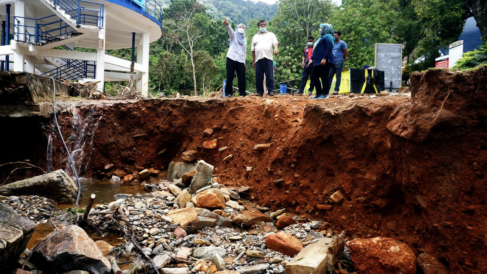 Kedah Works, Water Supply and Water Resources and Energy Committee chairman Datuk Suraya Yaacob (right) visits the location of a flash flood in Titi Hayun October 24, 2021. u00e2u20acu201d Bernama pic