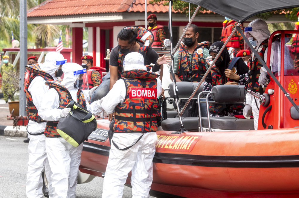 Kelantan Fire and Rescue Department personnel hold a demonstration on the Preparedness Programme for North-east Monsoon at the departmentu00e2u20acu2122s headquarters in Kota Baru, October 14, 2021. u00e2u20acu201d Bernama pic 