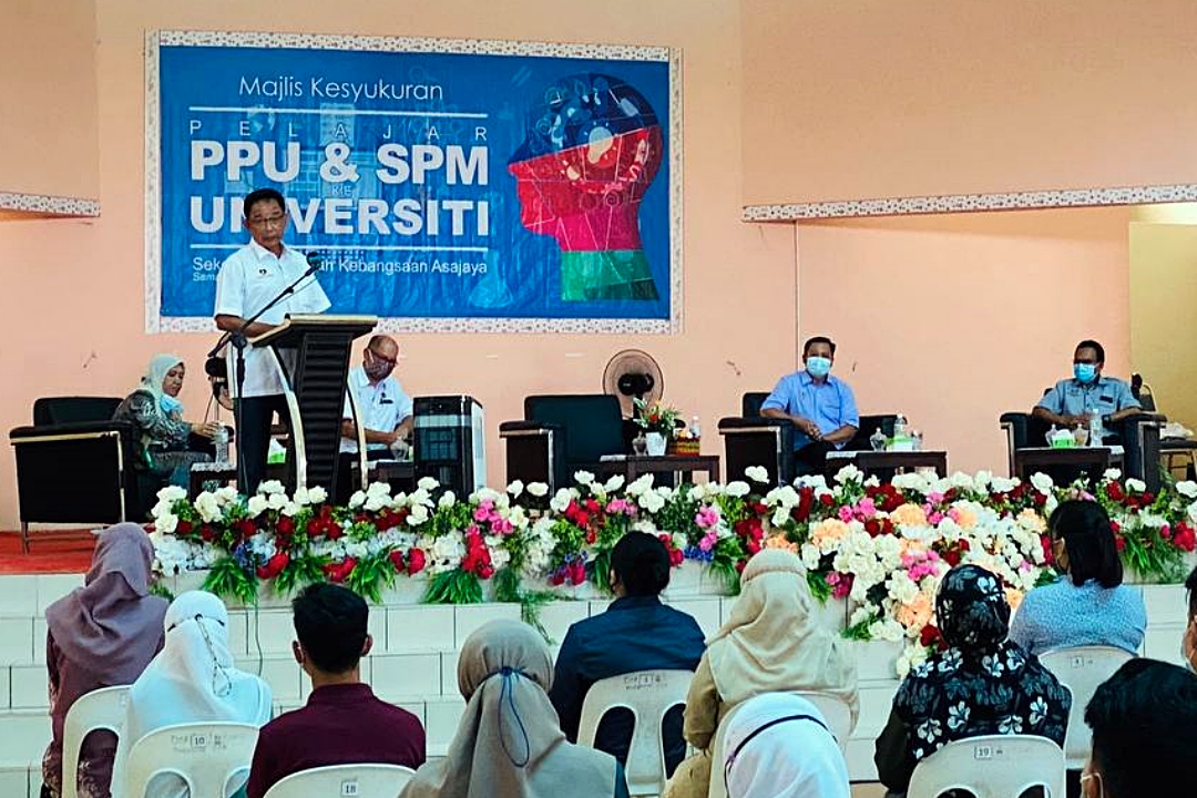 Sarawak Tourism, Arts and Culture Minister Datuk Abdul Karim Rahman Hamzah speaking at the thanksgiving ceremony and presentation of incentives to outstanding students of SMK Asajaya. u00e2u20acu2022 Borneo Post pic