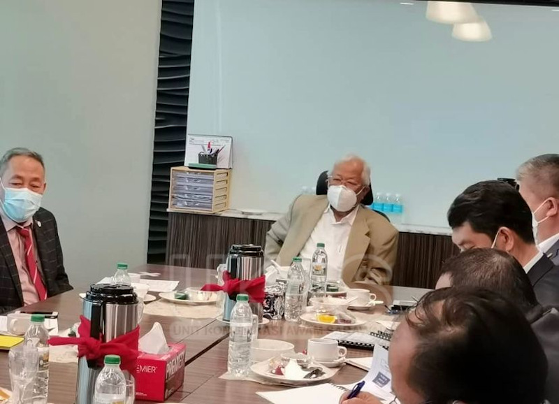 Datuk Amar Micheal Manyin Jawong (centre) and Datuk Roland Sagah Wee Inn (left) listening to the briefing. u00e2u20acu201d Picture from Ukas via Borneo Post