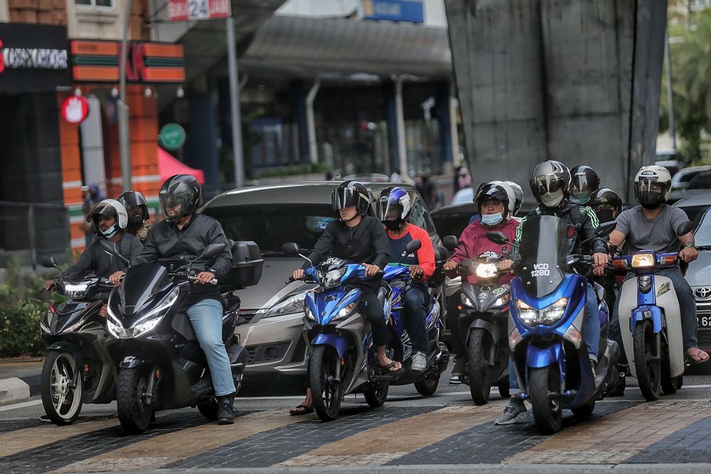 Motorists stop at a red light in Kuala Lumpur October 29, 2021. u00e2u20acu201d Picture by Ahmad Zamzahuri