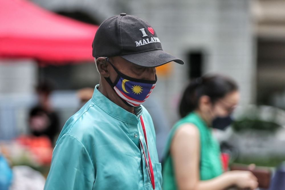 A man wearing a face mask is seen in Kuala Lumpur October 29, 2021. — Picture by Ahmad Zamzahuri