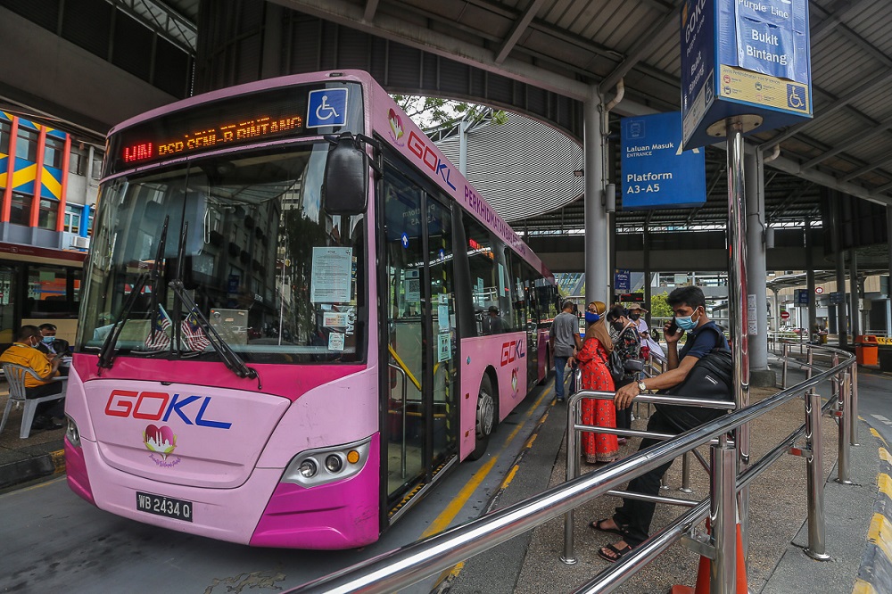 People are seen waiting for the bus in Kuala Lumpur October 28, 2021. u00e2u20acu2022 Picture by Yusof Mat Isa