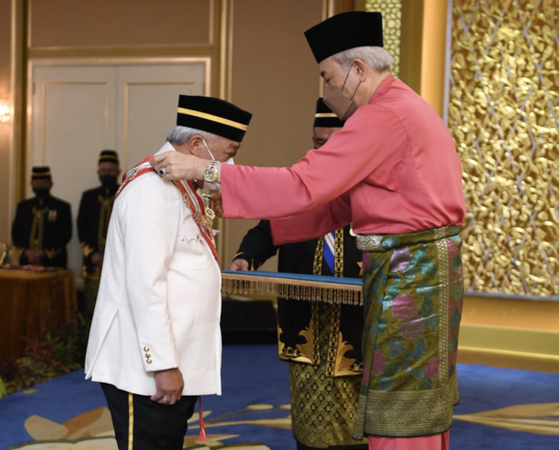 Datuk Seri Bung Moktar Radin receiving the Seri Panglima Darjah Kinabalu (SPDK) award which carries the title Datuk Seri Panglima from Yang Dipertua Negeri Sabah Tun Juhar Mahiruddin at Istana Seri Kinabalu in Sabah, October 26, 2021. u00e2u20acu201d Bernama pic 