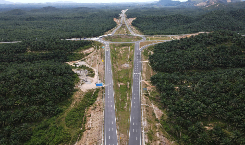 A birdu00e2u20acu2122s-eye view of the Central Spine Road heading to Bentong Pahang, October 7, 2021. u00e2u20acu201d Bernama picnn
