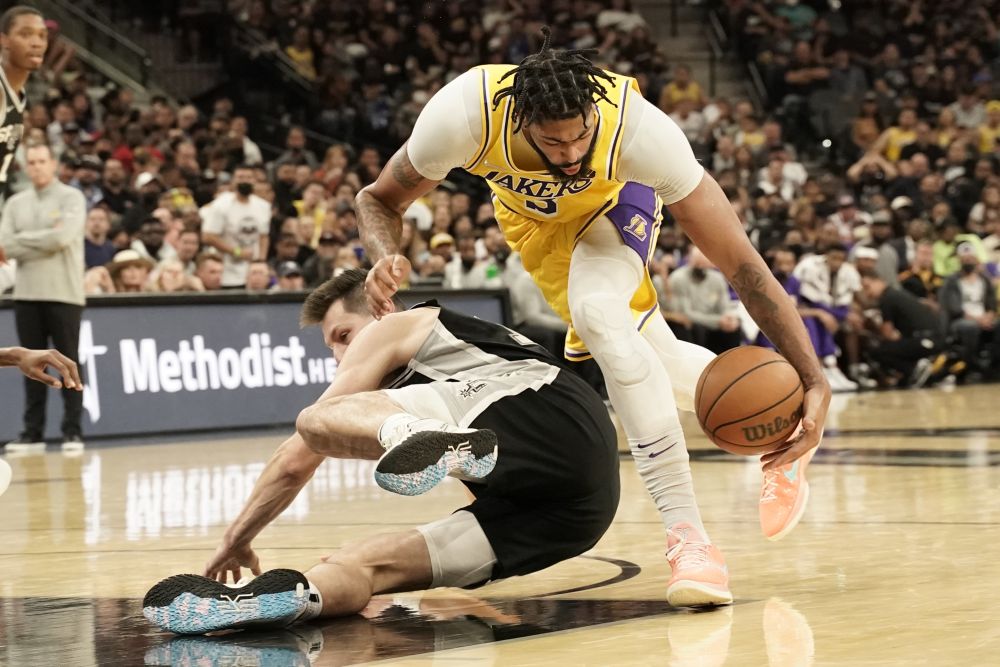 Los Angeles Lakers forward Anthony Davis (3) attempts to control a loose ball above San Antonio Spurs forward Drew Eubanks (14) in the second half at AT&T Centre in San Antonio October 26, 2021. u00e2u20acu201d Reuters pic