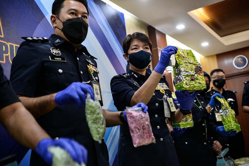 KL deputy police chief Datuk Yong Lei Choo (centre) shows the drugs that were packed in Chinese tea plastic bags at the Kuala Lumpur contingent police headquarters, October 22, 2021. u00e2u20acu2022 Bernama pic