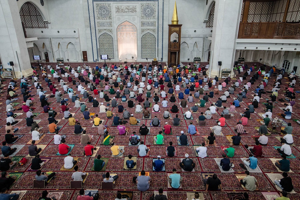 Muslims observe social distancing while performing Friday prayers at Masjid Wilayah in Kuala Lumpur October 1, 2021. u00e2u20acu2022 Picture by Firdaus Latif
