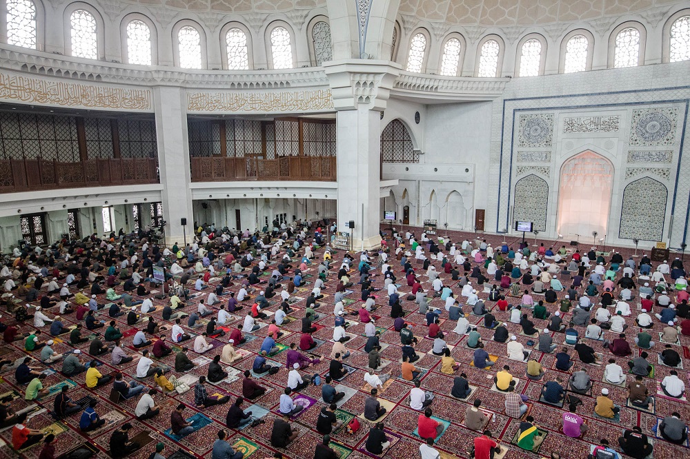Muslims observe social distancing while performing Friday prayers at Masjid Wilayah in Kuala Lumpur October 1, 2021. u00e2u20acu2022 Picture by Firdaus Latif