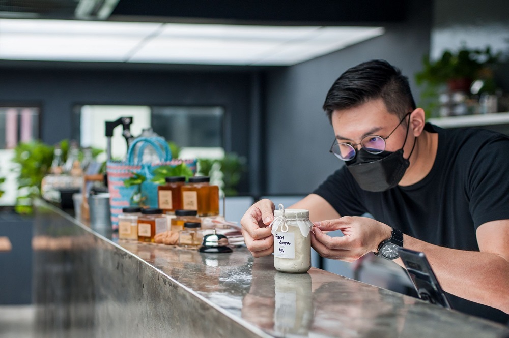Cotta KL’s owner making sure the ricotta cheese is properly sealed. ― Picture courtesy of Grab