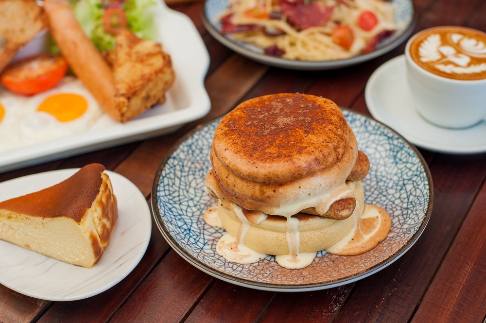 A wide selection of sweet and savoury food is also available. ― Picture courtesy of Grab