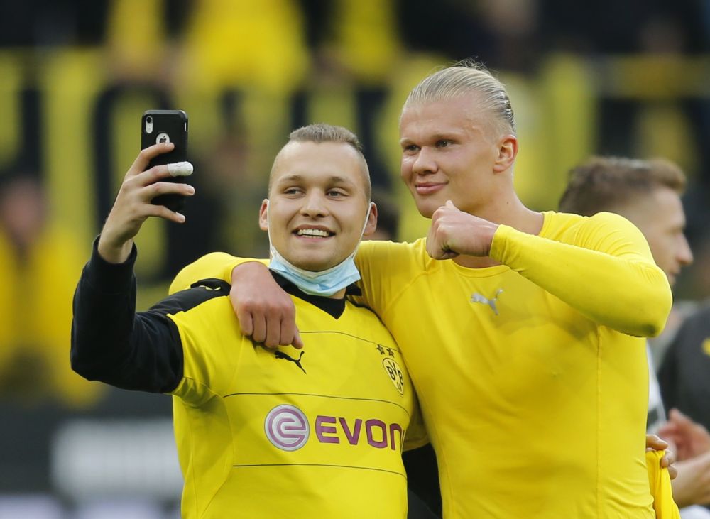 Borussia Dortmund's Erling Braut Haaland takes a selfie with a fan after the match against FSV Mainz 05 at Signal Iduna Park, Dortmund October 16, 2021. u00e2u20acu201d Reuters pic