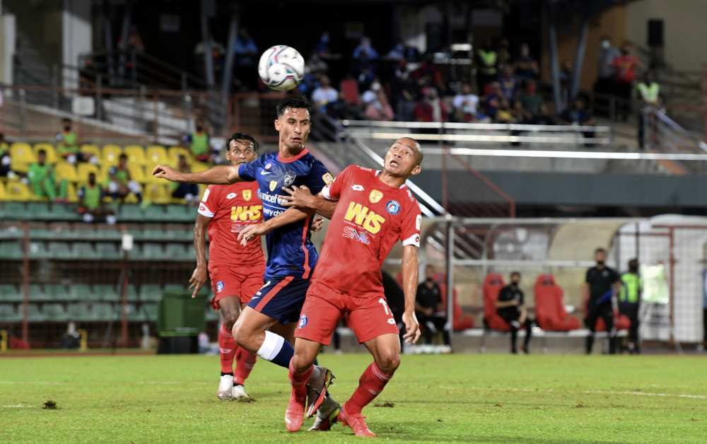 Sabah FC striker Alto Linus (right) competes for the ball with Johor Darul Tau00e2u20acu2122zim (JDT) defender in the Malaysia Cup at the Likas Stadium, October 29, 2021. u00e2u20acu201d Bernama pic 