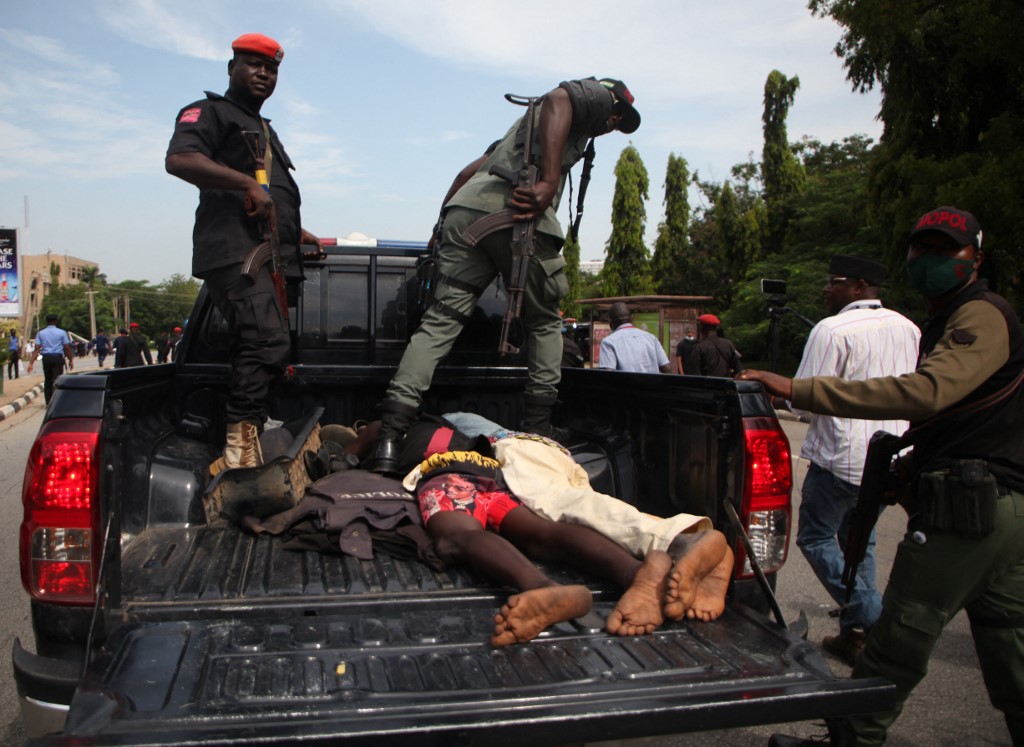 Officers of the Nigeria police force arrest people, during the trial of leader of the Proscribed Indigenous People of Biafra (IPOB), Nnamdi Kanu at the Federal High Court in Abuja, Nigeria, on October 21, 2021. u00e2u20acu201d AFP pic