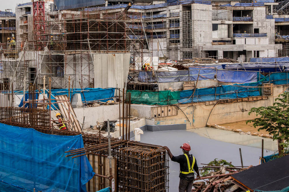 A worker at a construction site in Kuala Lumpur, October 28, 2021. u00e2u20acu201d Picture by Firdaus Latif