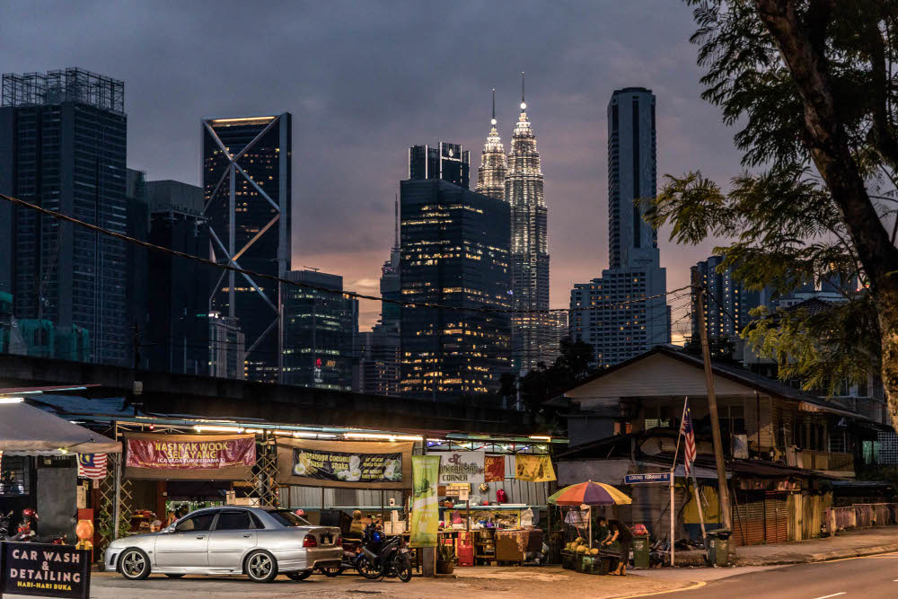 Food stalls are seen at Kampung Datuk Keramat, Kuala Lumpur, October 28, 2021. u00e2u20acu201d Picture by Firdaus Latif