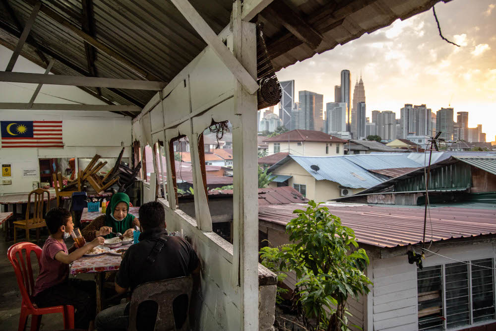 Customers dine at a stall in Kampung Datuk Keramat, Kuala Lumpur, October 28, 2021. u00e2u20acu201d Picture by Firdaus Latif