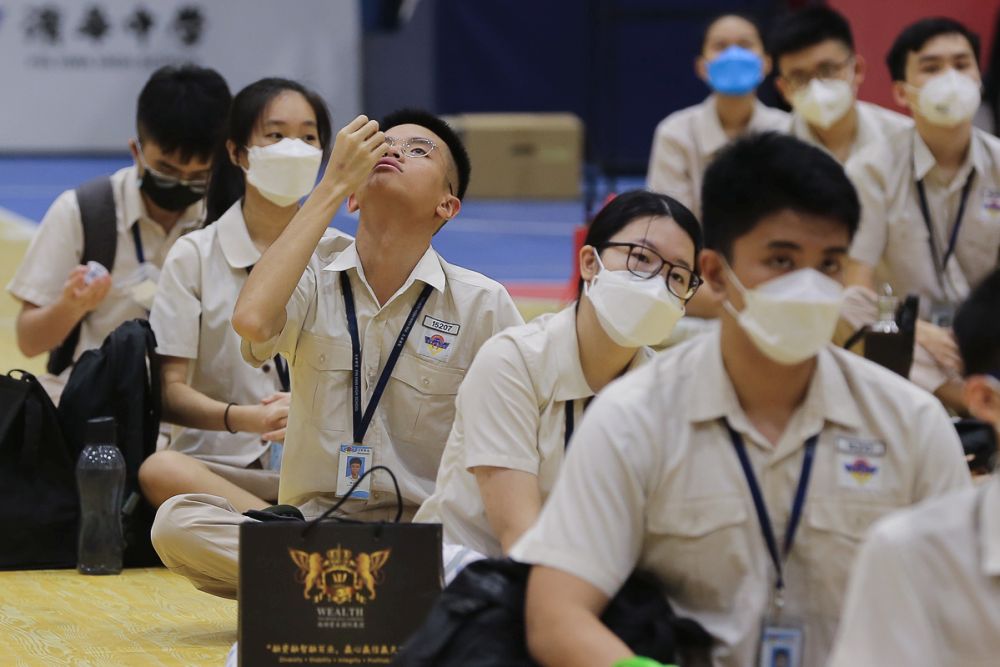 A student is seen using a Covid-19 self-test kit before resuming classes at Sekolah Menengah Pin Hwa in Klang October 4, 2021. u00e2u20acu201d Picture by Yusof Mat Isann