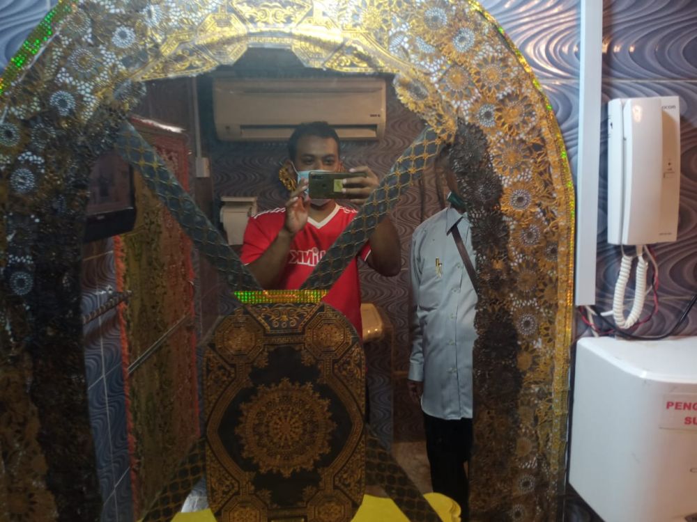 The gold-themed public restroom is located in Melor, Kota Bharu. u00e2u20acu2022  Picture courtesy of Kelantan Updatesn n