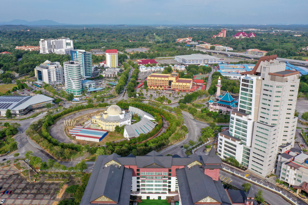 The civil service in Melaka functions as usual in conveying government policies and providing quality services to the people following the dissolution of the Melaka State Assembly. u00e2u20acu201d Bernama pic 