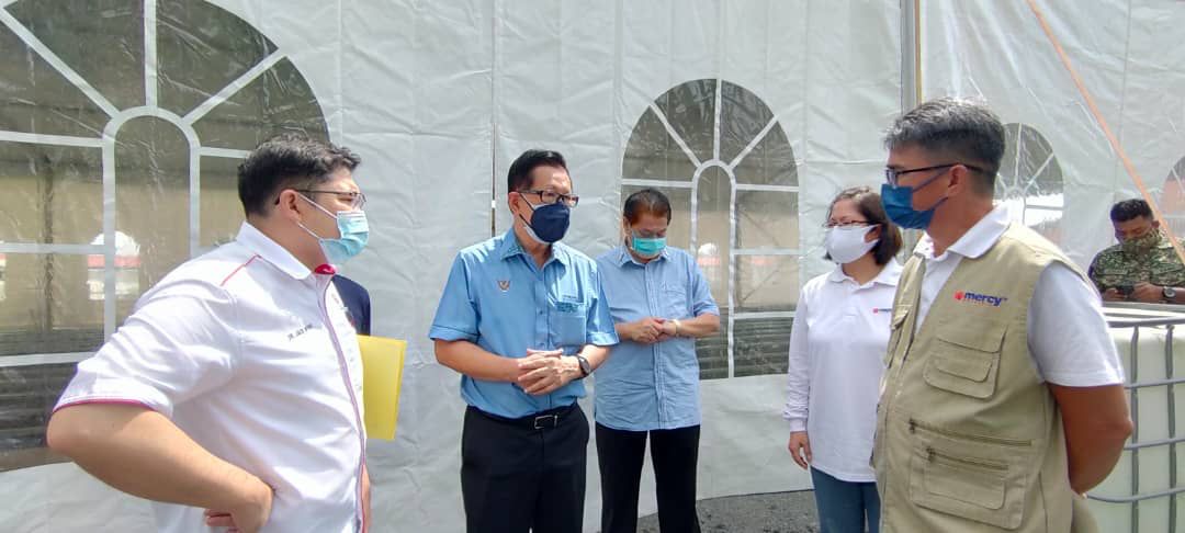 Lee (second left), Martin (right), Dr Wong (left) and others during a visit to monitor the progress of the construction of Miri Field Hospital at Miri Hospitalu00e2u20acu2122s parking compound. u00e2u20acu2022 Borneo Post pic
