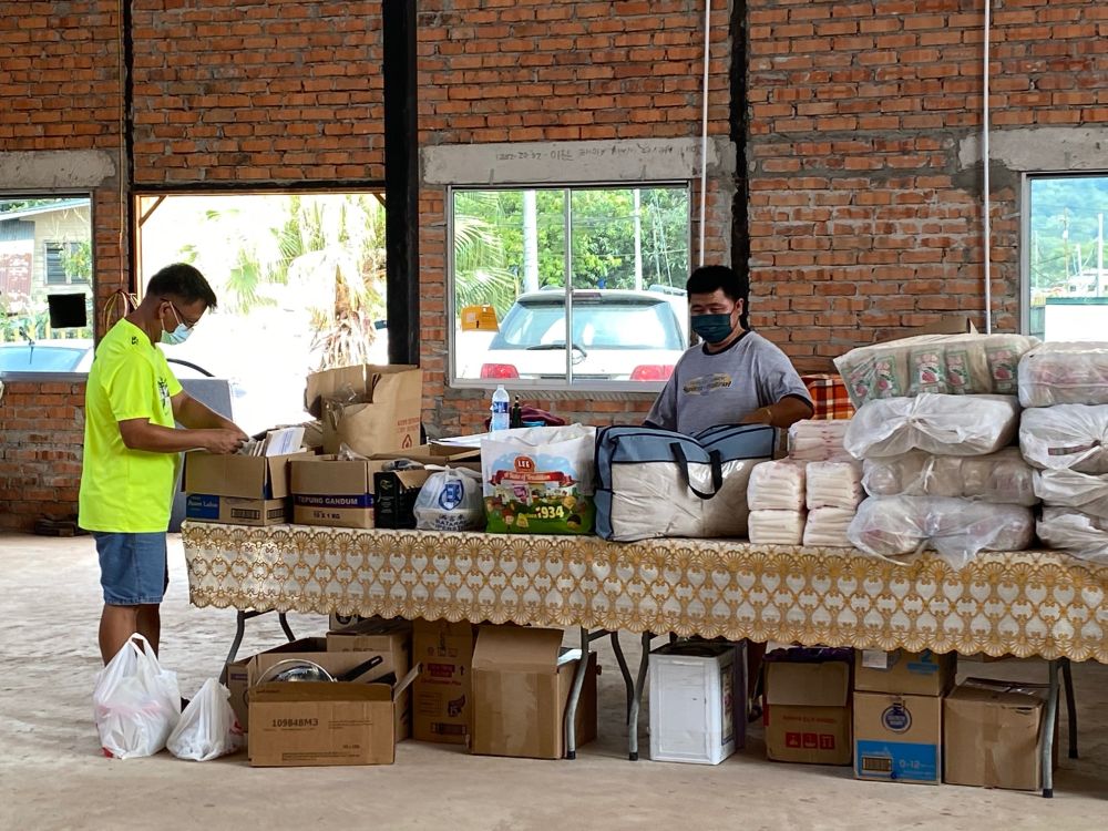 Volunteers sorting out donated goods for victims of the Sugud floods in Penampang. — Picture by Julia Chan