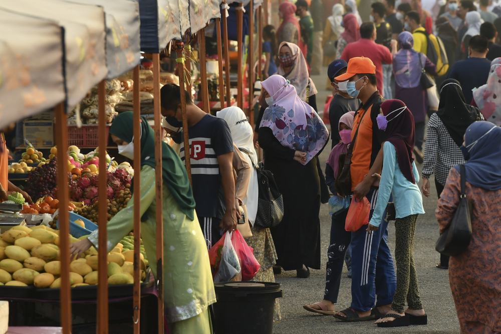 Malaysians buying daily necessities at the Putrajaya Farmersu00e2u20acu2122 Market during a survey after the presentation of the Budget 2022 by Finance Minister Datuk Seri Tengku Zafrul Abdul Aziz, October 29, 2021. u00e2u20acu201d Bernama pic 