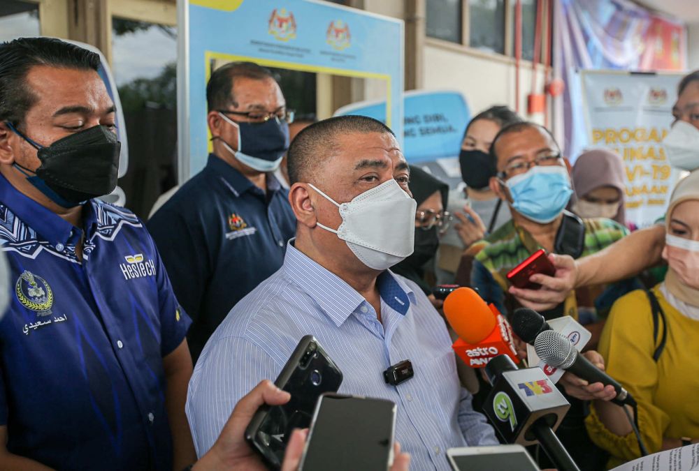Perak Mentri Besar Saarani Mohamad speaks to the press during a visit to the vaccination centre at SMA Izzuddin Shah, Ipoh October 5, 2021. u00e2u20acu201d Picture by Farhan Najibnn