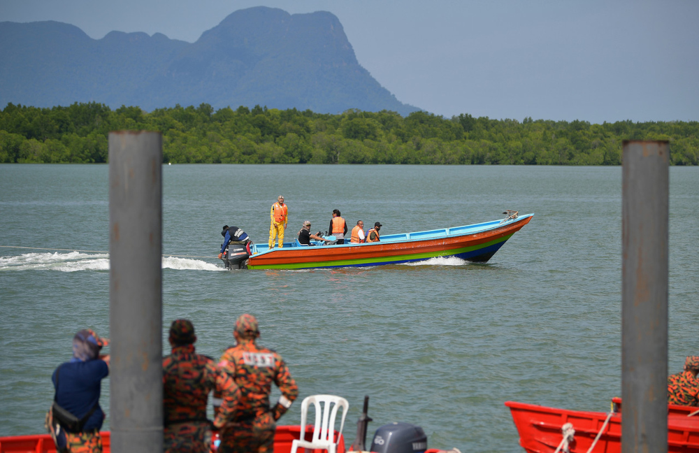 Sarawak Maritime director First Admiral Zin Azman Md Yunus said the rescue team did not find any new clues as at 3pm today. u00e2u20acu201d Bernama pic 