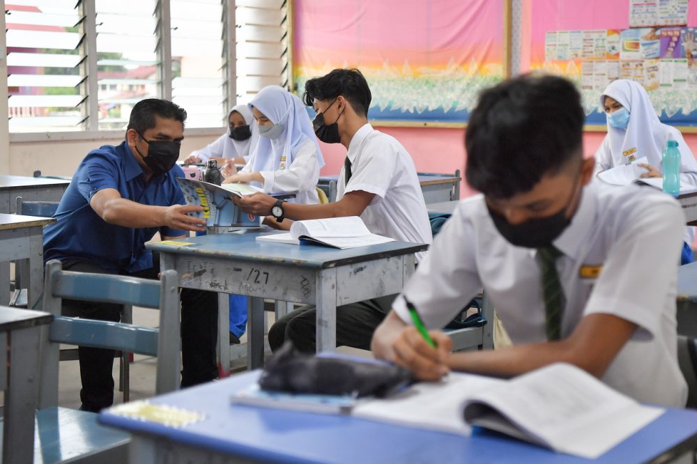 Education Minister Datuk Radzi Jidin interacts with a student during a visit to Sekolah Menengah Kebangsaan Sultan Sulaiman in Kuala Terengganu October 3, 2021. u00e2u20acu201d Bernama picnn