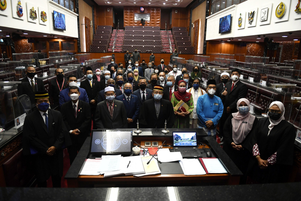 Dewan Negara president Tan Sri Rais Yatim poses for a picture with members of the senate after the meetingu00e2u20acu2122s adjournment, October 26, 2021. u00e2u20acu201d Bernama pic 