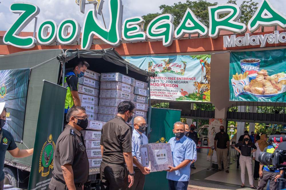 Agriculture And Food Industries Minister Datuk Seri Ronald Kiandee handing over the donated meat to Zoo Negara, October 26, 2021. u00e2u20acu201d Picture by Shafwan Zaidon