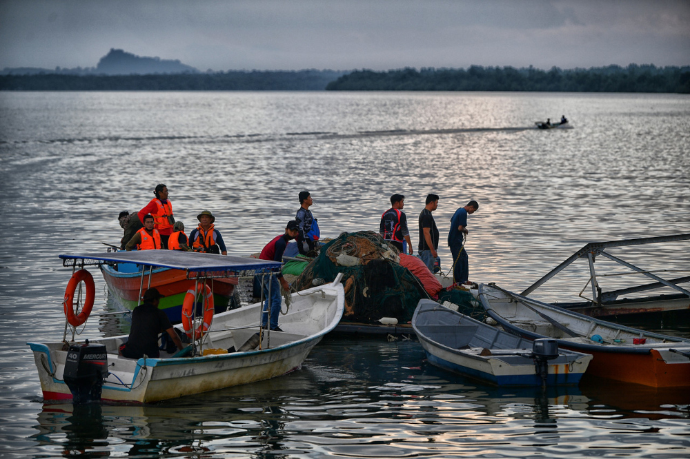 Villagers prepare to take part in the search and rescue operation for the missing anglers at the Telaga Air jetty in Sarawak, October 7, 2021. u00e2u20acu201d Bernama pic 