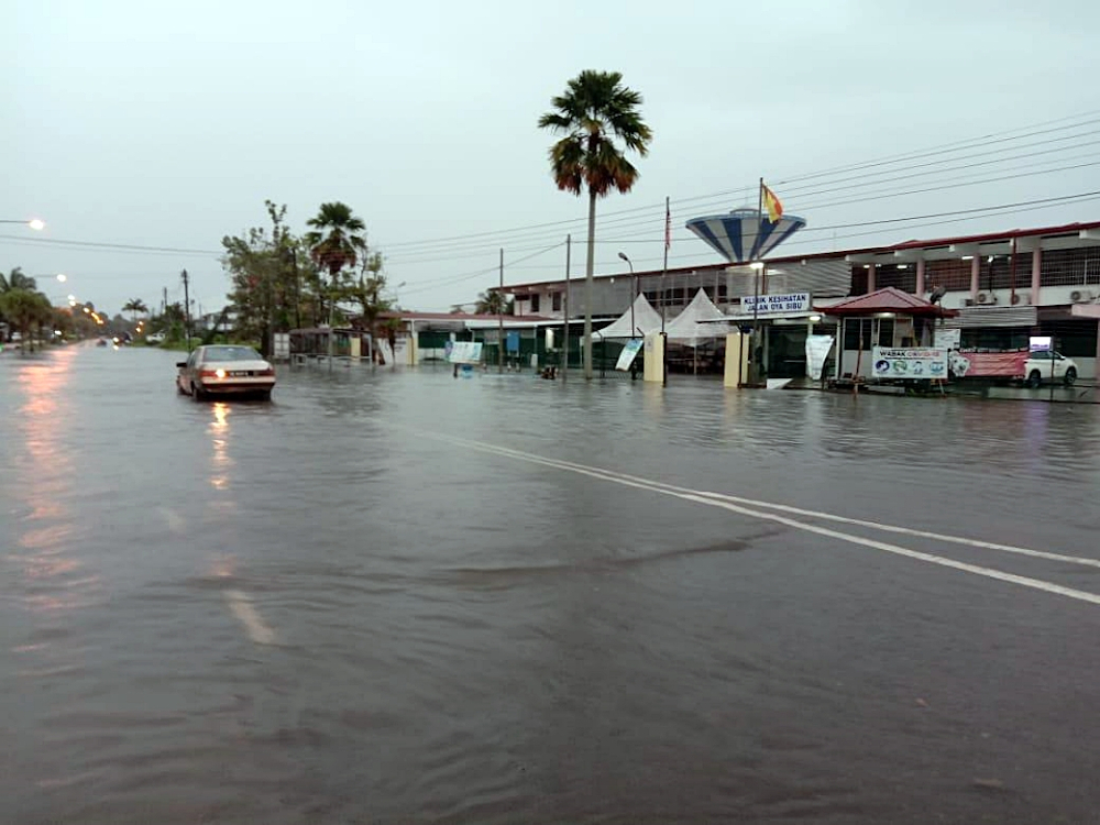 Traffic was impassable to small vehicles at Jalan Oya/Jalan Merdeka Roundabout due to the flash flood. u00e2u20acu201d Borneo Post pic