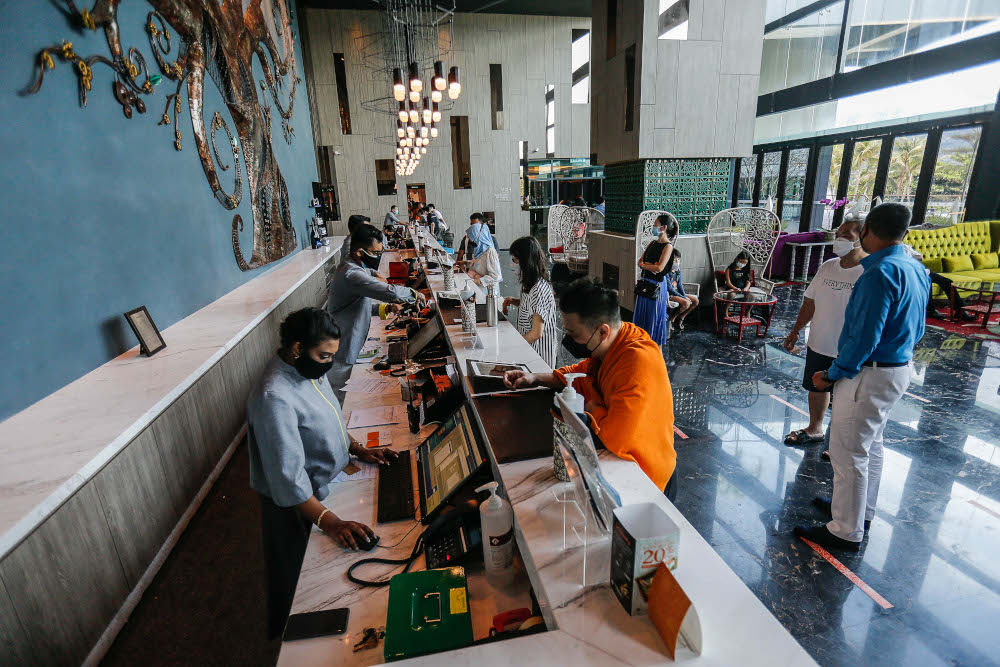 Tourists pictured checking in after their arrival at a hotel in Teluk Bahang, October 26, 2021. u00e2u20acu201d Picture by Sayuti Zainudin