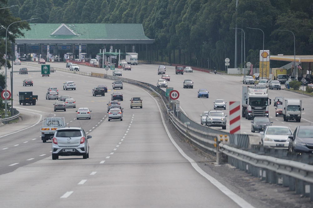 A general view of traffic at the North-South Highway October 16, 2021. u00e2u20acu201d Picture by Miera Zulyana