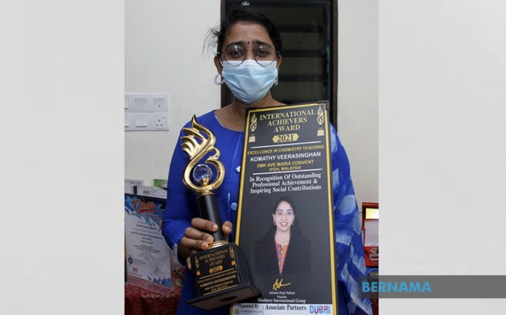 Chemistry teacher V. Komathy, from Sekolah Menengah Kebangsaan (SMK) Ave Maria Convent in Ipoh, has won the AKS Educationu00e2u20acu2122s Global Teacher Award 2021. u00e2u20acu201d Picture via Twitter/Bernama