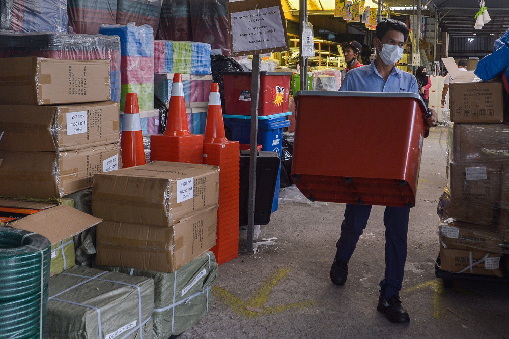 People buy containers to store water in preparation for the water disruption in Klang Valley from October 13 to 16 at MY DIY, Shah Alam, October 12, 2021. u00e2u20acu201d Picture by Miera Zulyana