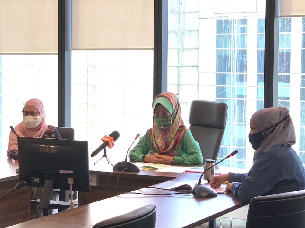 (From right) Noriah facilitates the briefing, as Fatimah and the ministryu00e2u20acu2122s permanent secretary Datuk Rashidah Bolhassan listen on. u00e2u20acu201d Borneo Post pic