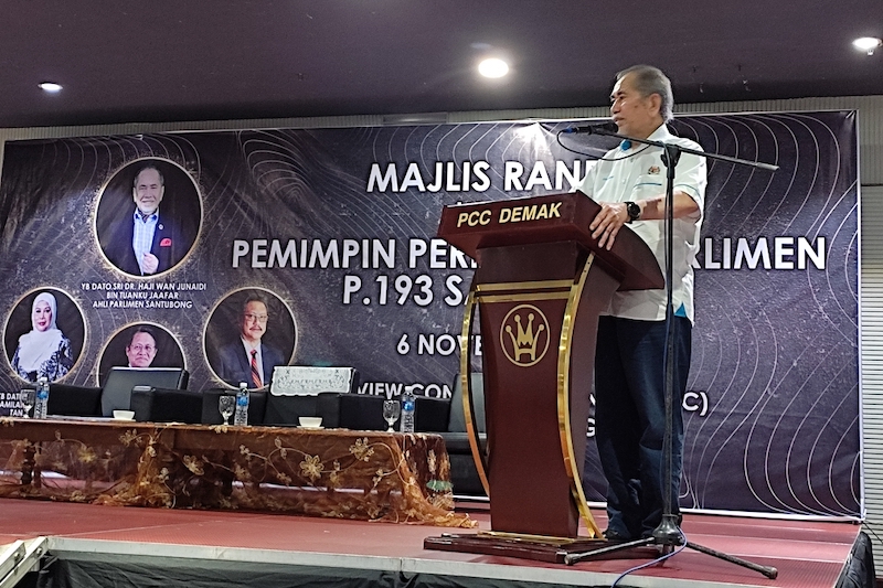 Wan Junaidi delivers his address at the start of the event in PCC Demak. u00e2u20acu201d Borneo Post pic