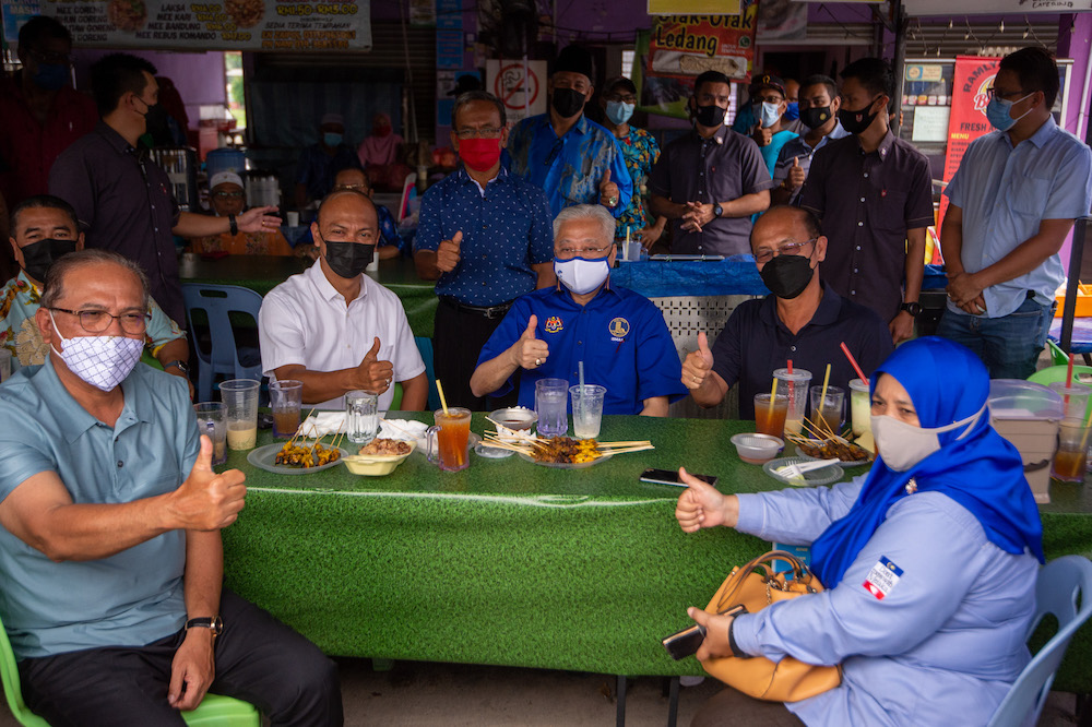 Prime Minister, Datuk Seri Ismail Sabri at BN’s meet-and-greet session at Medan Selera Selandar in Selandar, November 14, 2021. — Picture by Shafwan Zaidon