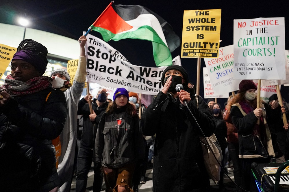 Demonstrators cross the Brooklyn Bridge as they protest against the Kyle Rittenhouse verdict, in New York November 19, 2021. — Reuters pic