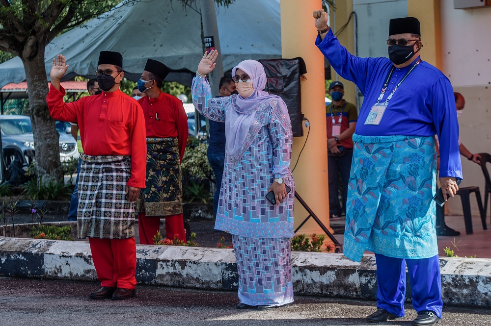 (From left) Zainal Hassan, Datuk Mas Ermieyati Samsudin and Datuk Ab Rauf Yusoh at the Dewan Kompleks Japerun nomination centre in Tanjung Bidara November 8, 2021. — Picture by Shafwan Zaidon