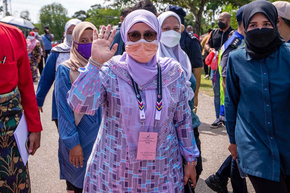 Perikatan Nasionalu00e2u20acu2122s Tanjung Bidara candidate Datuk Mas Ermieyati Samsudin (centre) leaves the Dewan Kompleks Japerun nomination centre in Tanjung Bidara, Melaka November 8, 2021. u00e2u20acu201d Picture by Shafwan Zaidon