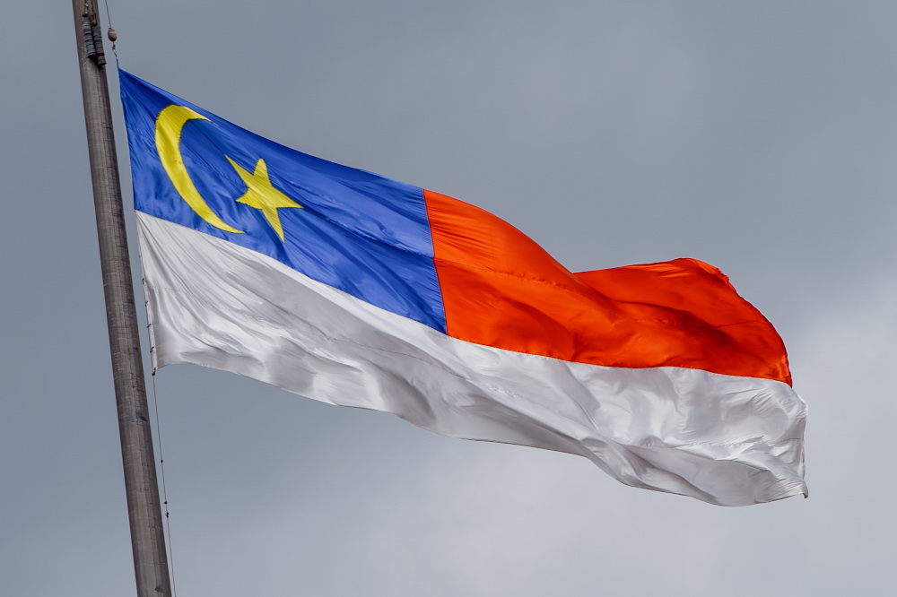 Melaka state flag seen waving at Ayer Keroh, Melaka on November 10, 2021. u00e2u20acu201d Picture by Shafwan Zaidon 